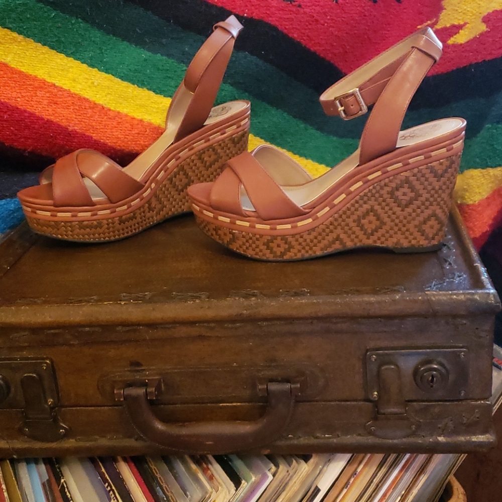 NWOT VINCE CAMUTO WEDGE PLATFORM SANDALS 7.5 M
